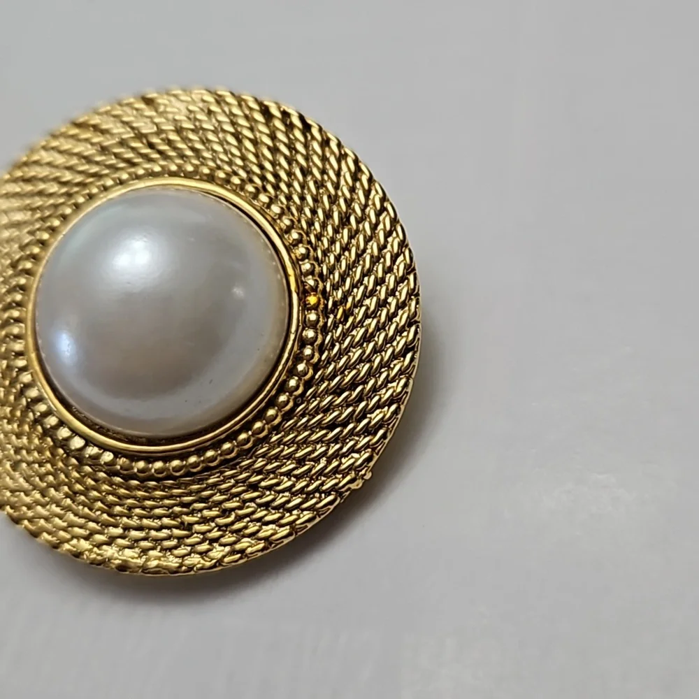 None circular faux